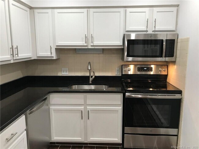 Foto del edificio - 1123 Waterbury Rd
