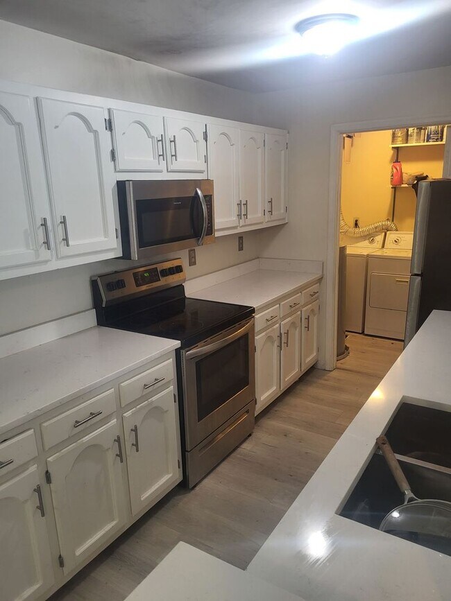 Foto del edificio - OPEN HOUSE ON 5/22 BETWEEN 11A- 3P - 2 Bed / 2 Bath Condo– $1,800/month