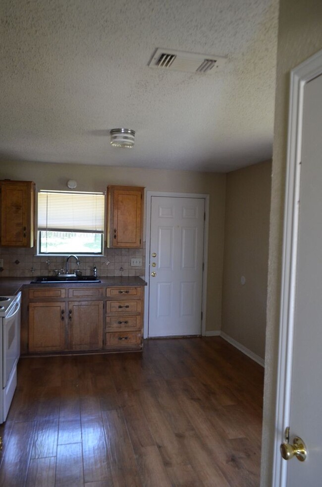 Building Photo - 205 Horseshoe Dr
