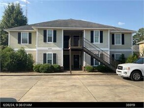 Building Photo - 2530 Hilltop Dr