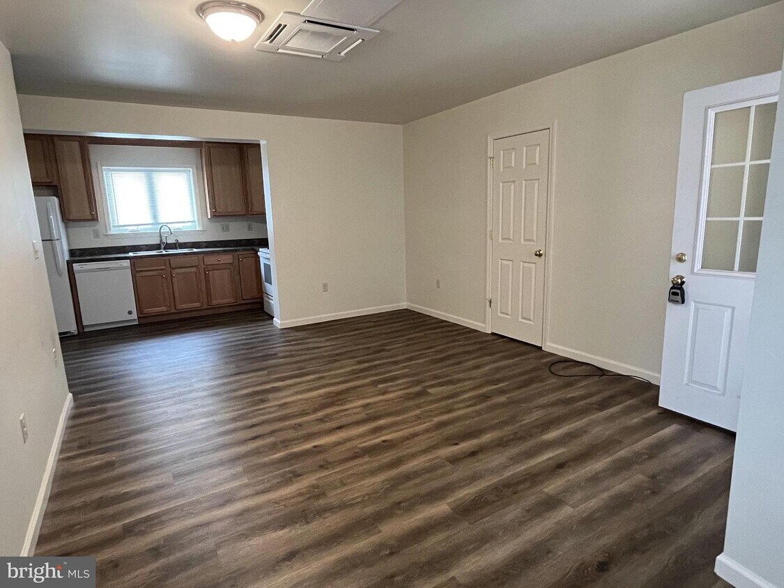 15 E Main St Unit APT. A, Hummelstown, PA 17036 Room for Rent in