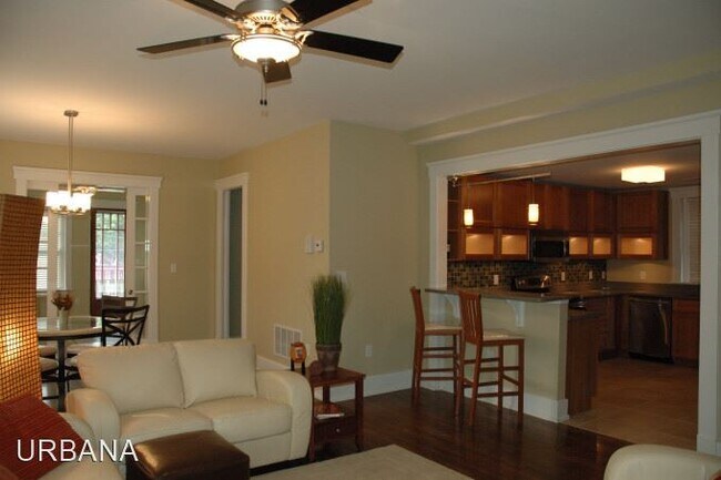 Building Photo - 2 br, 2 bath Apartment - 105 E Oak Street