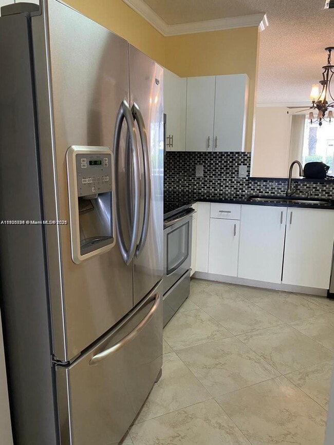 Foto del edificio - 2142 Madeira Dr