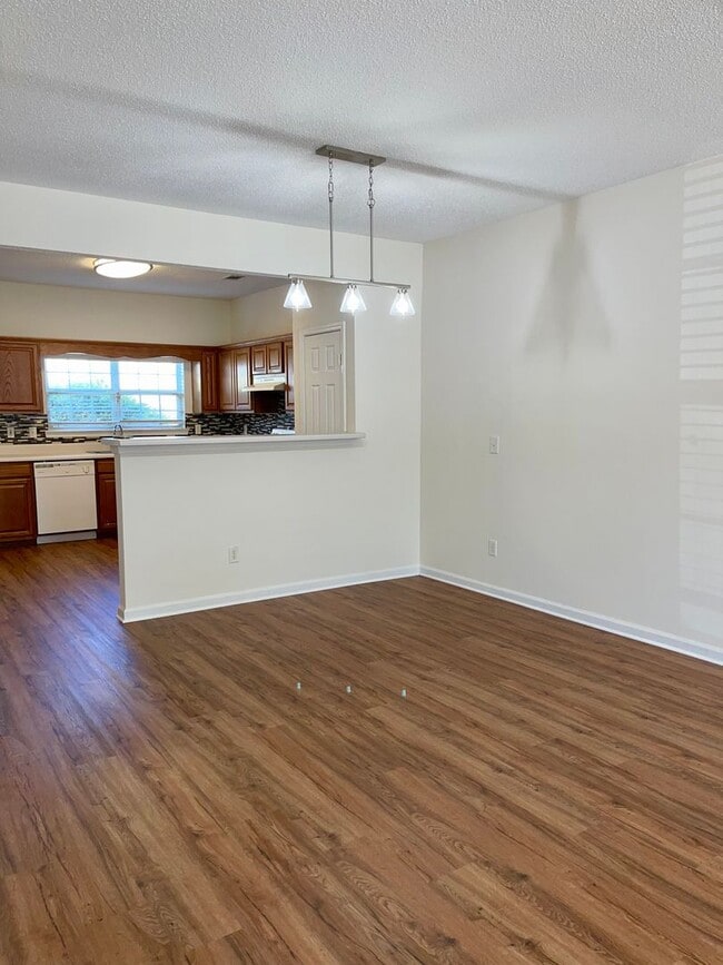 Foto del edificio - Updated 3 Bed/2.5 Bath Town Home Located I...