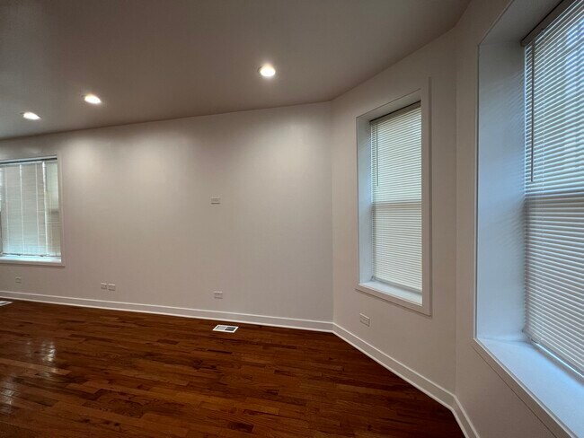 Building Photo - 6400 S Eberhart Ave