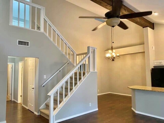 Foto del edificio - 4404 Travis Country Cir