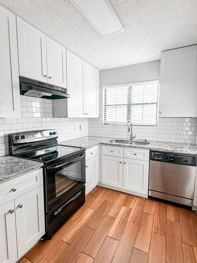 Building Photo - 2 bedroom/2.5 bathroom condo in Gainesville City Limits