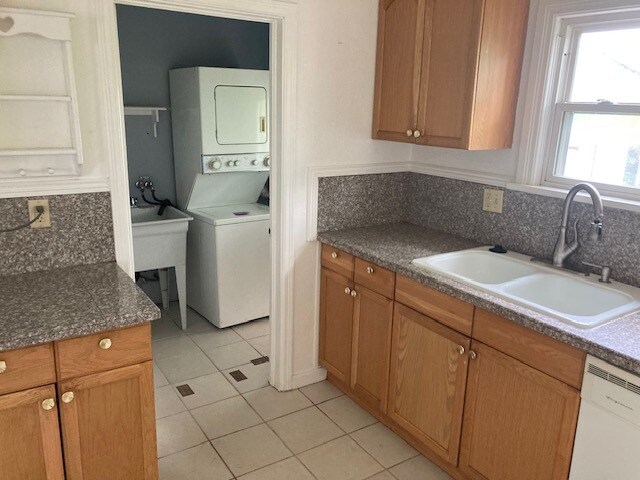 kitche w/dishwasher + laundry room - 1250 Ames St