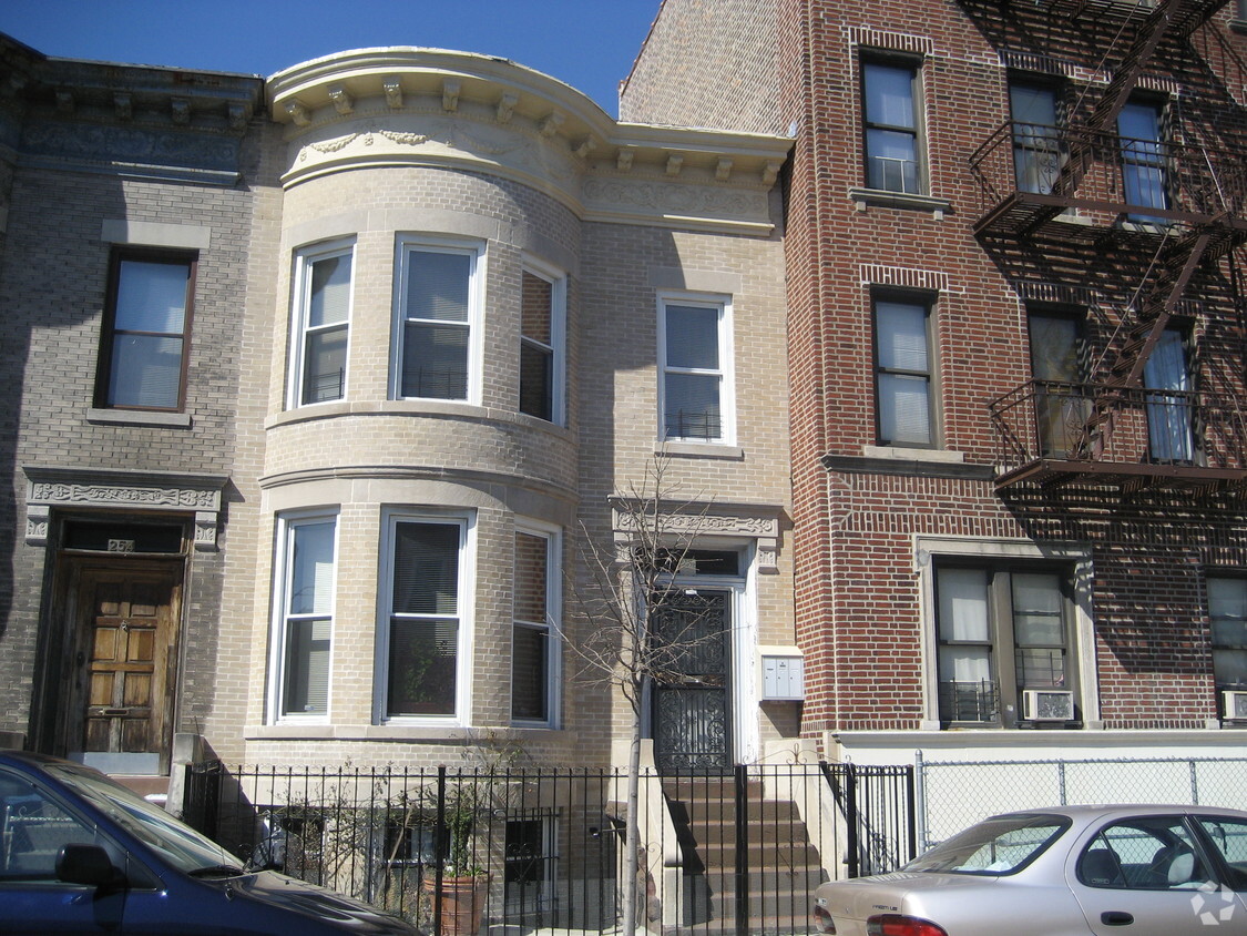 Primary Photo - 252 E 23rd St