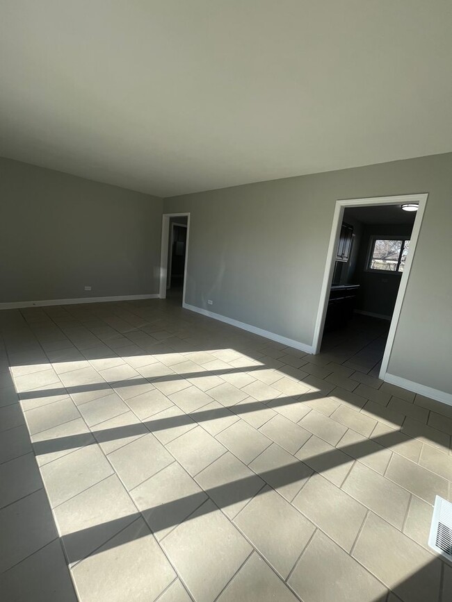 Building Photo - 2 Bedroom Ranch Home now available in Lans...