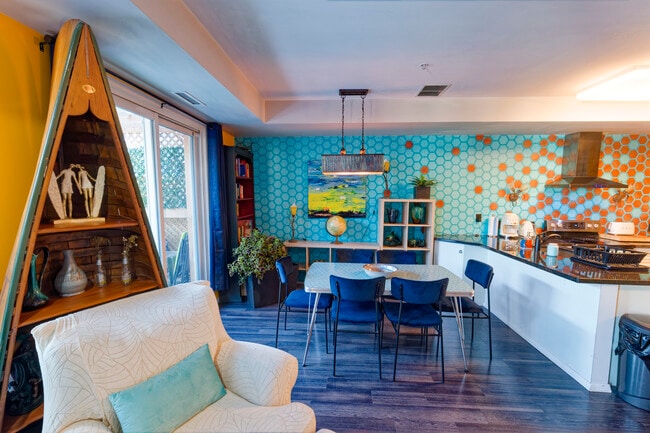 Photo du bâtiment - 10728 Whyte Av NW