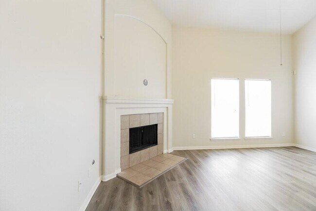 Building Photo - 10007 Barr Lake Dr