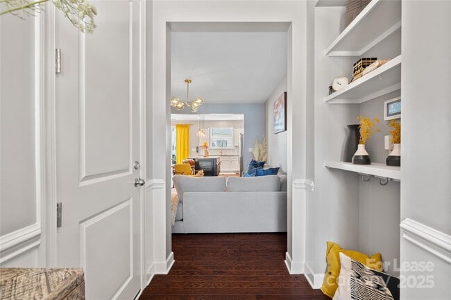 Foto del edificio - 5732 Lachlan Hill Ln