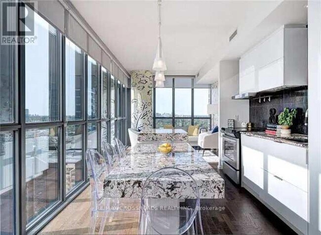 Building Photo - 101 Charles St E