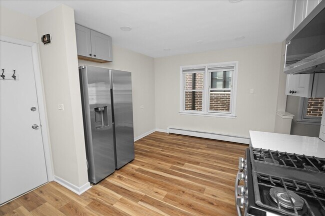 Foto del edificio - 5516 W Higgins Ave