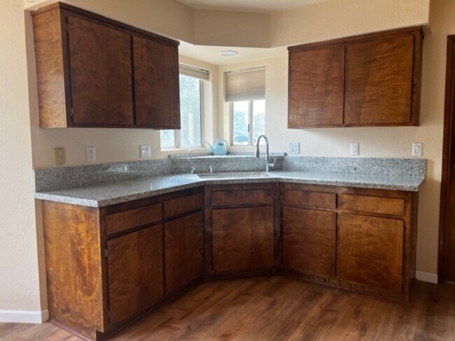 Building Photo - 1845 Cottonwood Ln