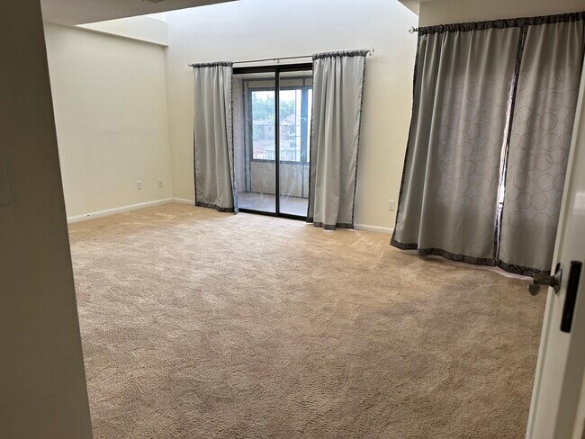 Foto del edificio - 3095 Lakeside Dr