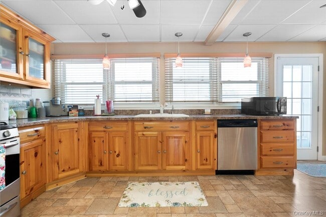 Building Photo - 48 Quaker Hill Rd