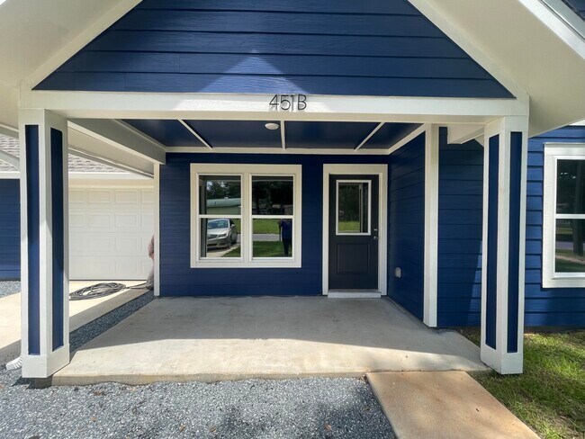 Building Photo - 451 Amos St