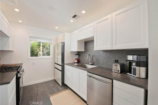 Building Photo - 5759 Jamieson Ave