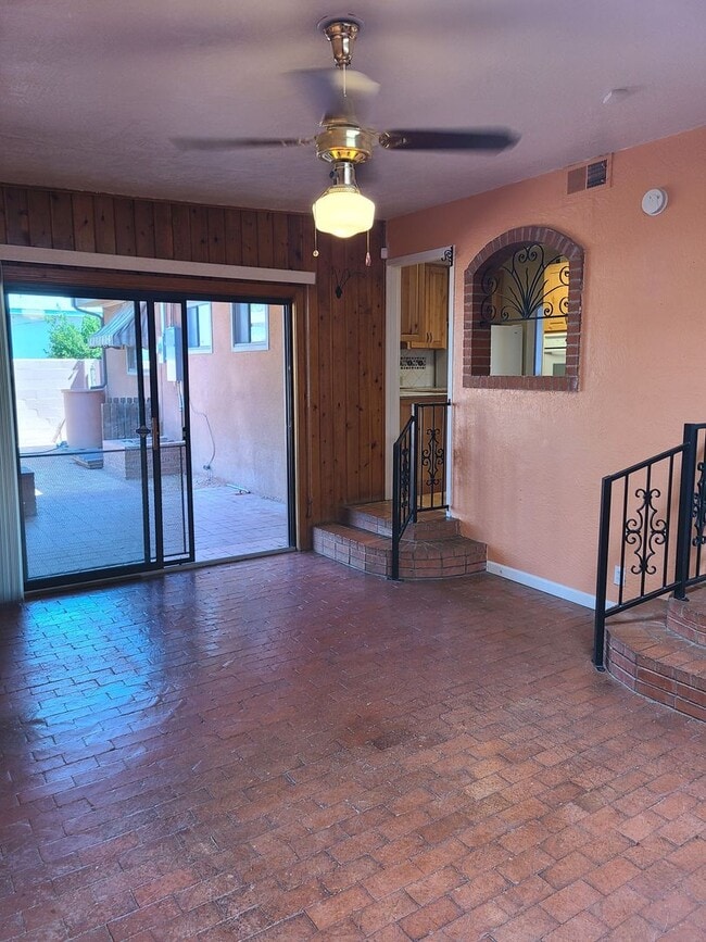 Building Photo - 4 Bedroom, 2 Bathroom! Lovely Home!