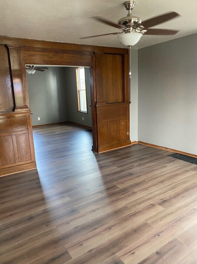 Baño - 175 E Main St