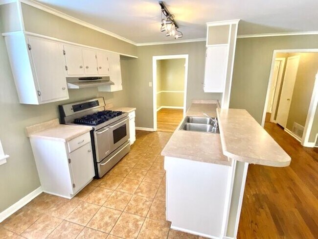 Building Photo - 3 Bedroom 2.5 Bath with 2 BONUS ROOMS