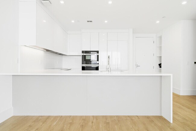 Building Photo - 220 Lake Shore Dr