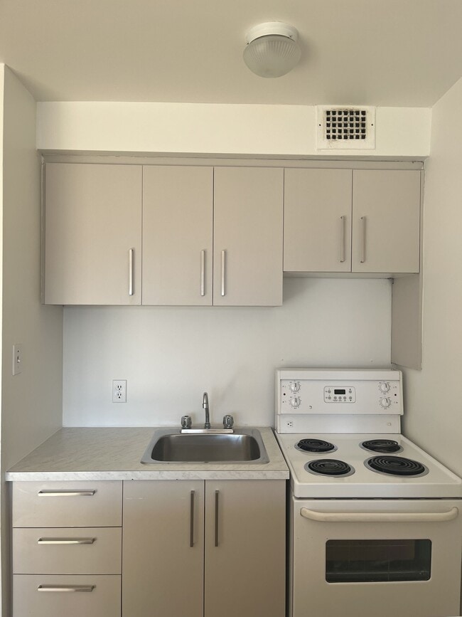 Building Photo - 3460 Rue Durocher