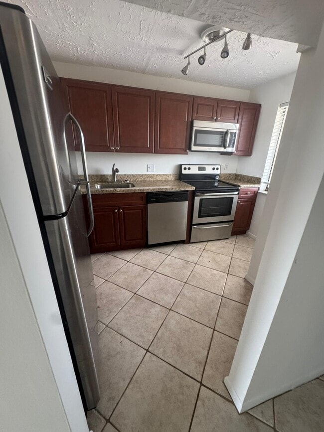 Building Photo - 2828 Tennis Club 502 Dr