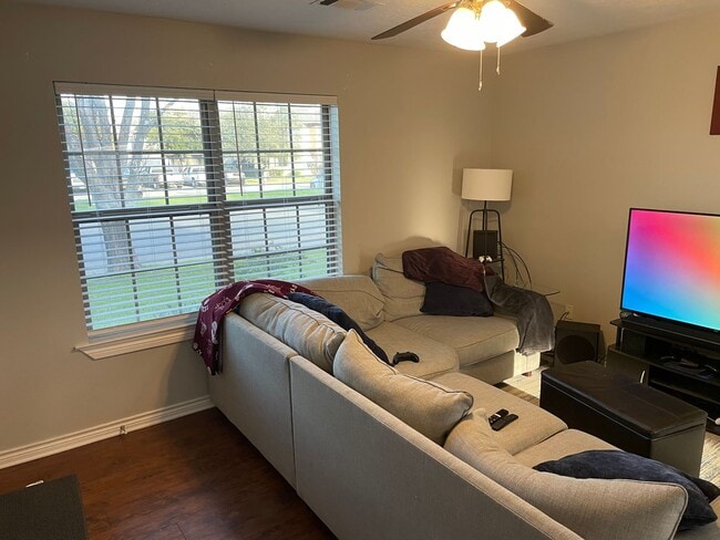 Foto del edificio - AUGUST PRE-LEASE!!!  Spacious 3 Bedroom 3 ...