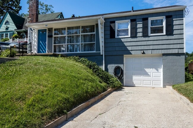 Building Photo - 1617 Crestmont Dr