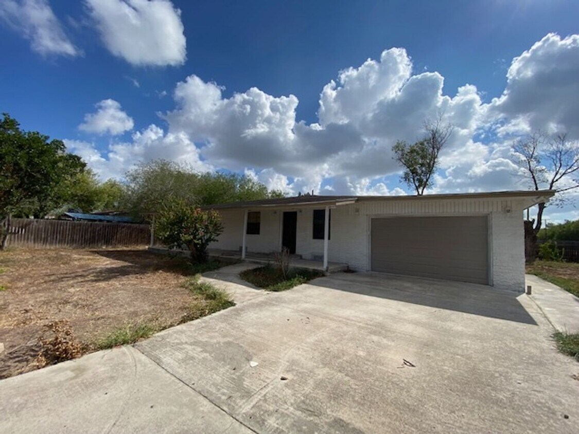 Primary Photo - 2411 Tulipana Ave