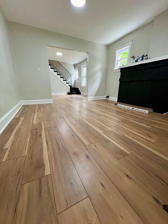 Building Photo - Stunning 3-Bedroom Twin Home in Collingdal...