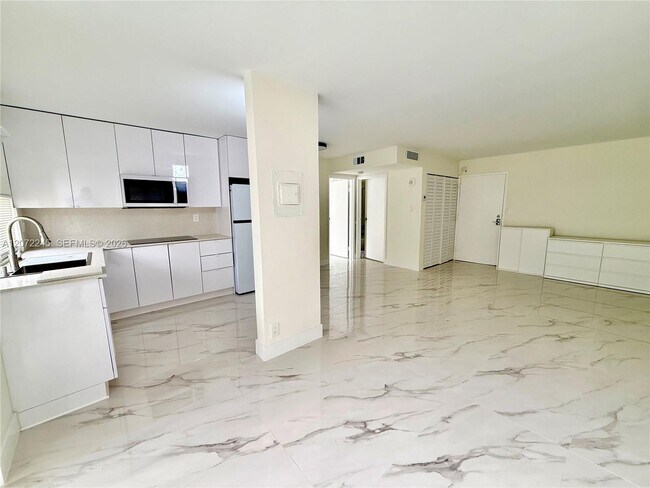 Foto del edificio - 16909 N Bay Rd
