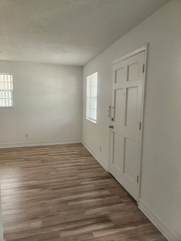 Foto principal - 439 Auburn Dr