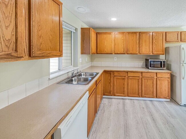 Foto del edificio - Spacious 3-bedroom Duplex in Wilkes Neighborhood **1/2 off November 2026 and December 2026 rent!!!**