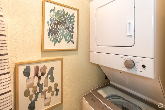 2BR, 2BA - 900 SF - Council Place Apartments