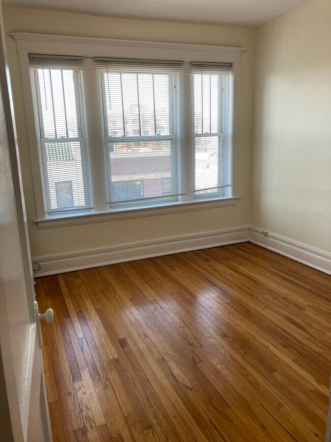 Building Photo - 4719 N Lincoln Ave