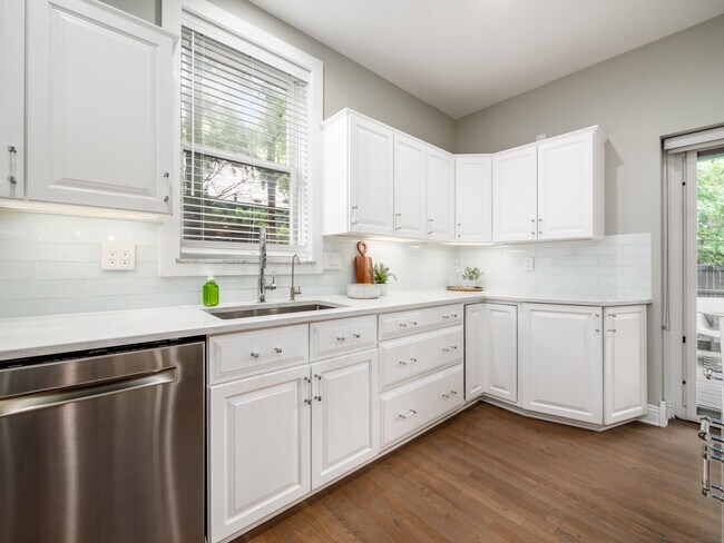 Cocina con sistema de filtración de agua por ósmosis inversa - 926 City Park Ave