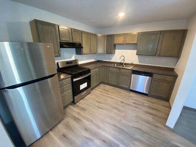 Building Photo - Updated 2br/1ba Townhome in Brooklyn Park