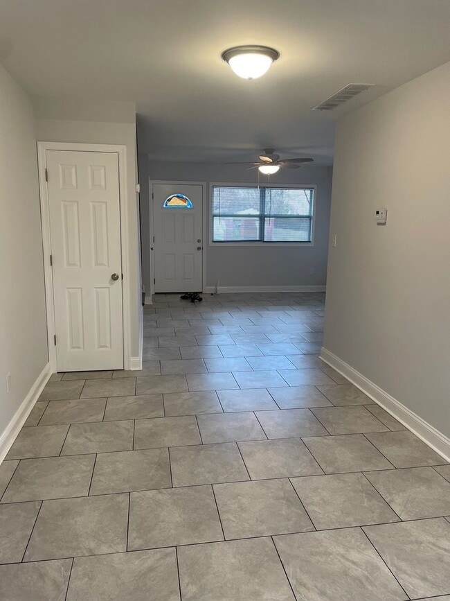 Building Photo - Fully Renovated 3BR/1BA in New Castle!