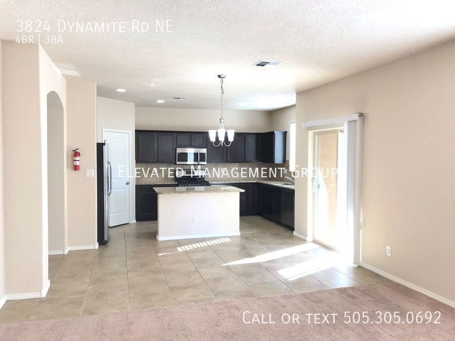 Foto principal - Spacious 4 bedroom Rio Rancho home. Large ...