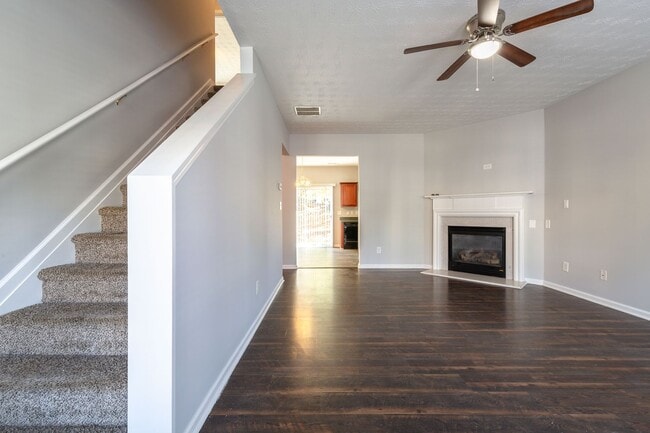 Foto del edificio - 4 Bedroom/2.5 Bath Townhouse!