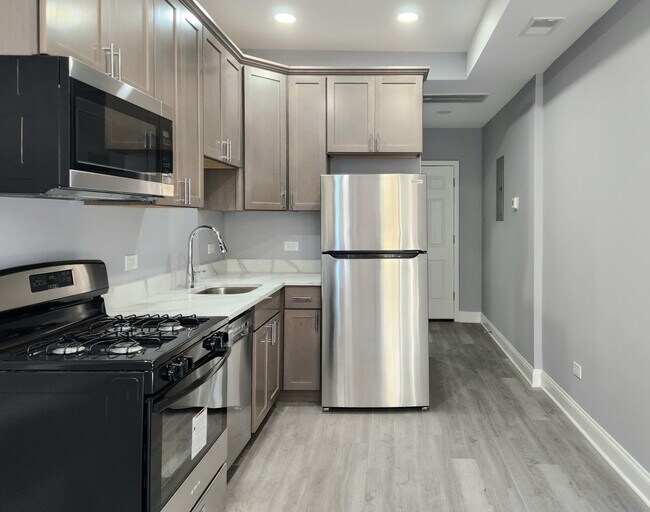 Foto del edificio - 3750 W Irving Park Rd