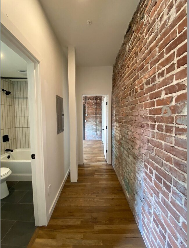 Foto del edificio - NEW PRICE Spacious One Bedroom/One Bathroom Apartment with Private Patio in Steps from the Atlant...