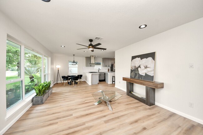 Building Photo - 2407 Crestdale Dr