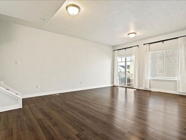 Foto del edificio - RIVERTON 3 BED, 2.5 BATH TOWNHOME