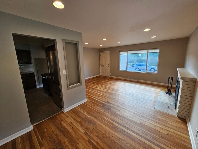 Building Photo - Beautiful Home + Mother-in-Law Suite