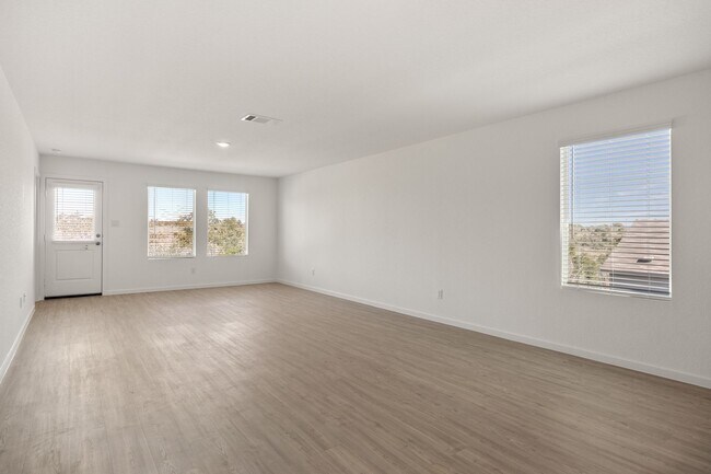 Foto del edificio - Brand New with Tons of Neighborhood Amenit...